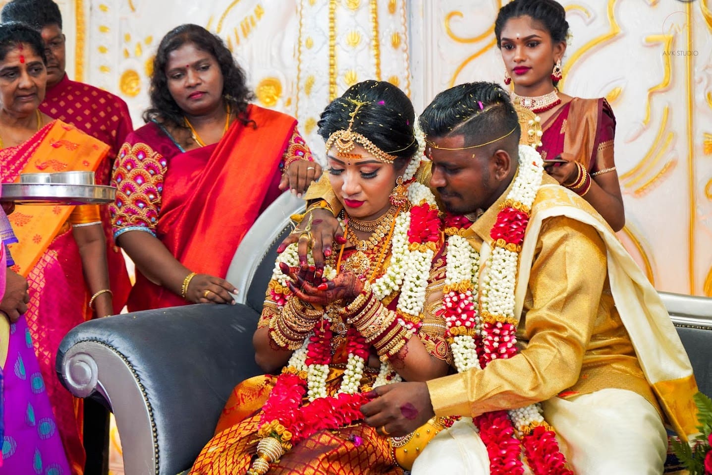 Hindu temple wedding photography of Anbearasen and Sangery